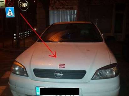 Няма прошка и за автомобилите във Варна, налепиха полицейски коли с "Паркирал си като идиот!"