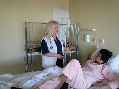Обездвижена пациентка проходи след сеанс в барокамерата на МБАЛ Бургас
