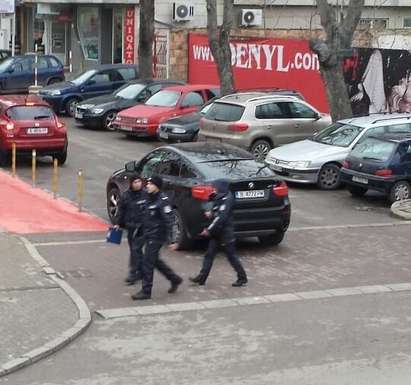 Група полицаи минава край неправилно паркиран джип и никой не се сеща да глоби тариката