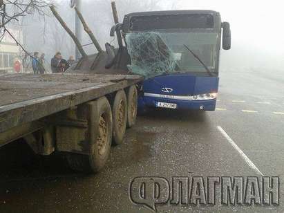 Автобус 211 се натресе в камион на бургаската улица „Чаталджа”