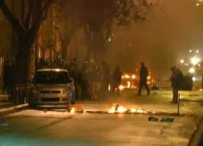 Десетки демонстранти се сбиха с полицията в Атина