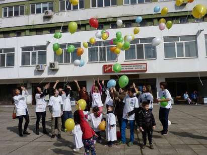 Деца с редки болести и доброволци пуснаха стотици балони над МБАЛ-Бургас