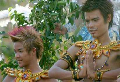 В Тайланд сключиха първия брак между трима гейове