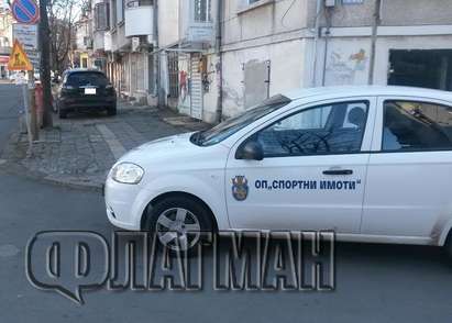 Баровският джип "Infiniti" отново спрян върху тротоара на бургаската ул. „Пиротска”, компания му прави кола на Общината