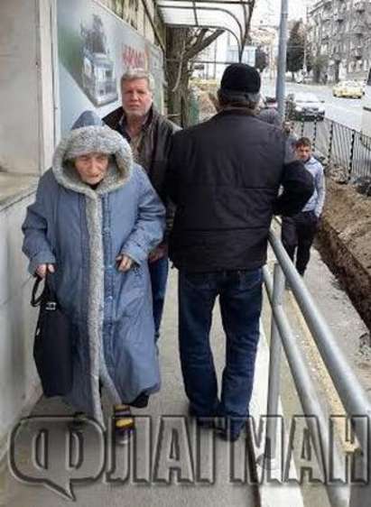 Пациенти: Кой разкопа тротоара пред Транспортна болница в Бургас, как да минем? (СНИМКИ)