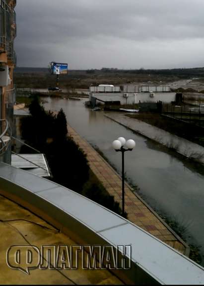 Пътят Слънчев бряг – Варна е под вода, наводнени са хотели (СНИМКИ)