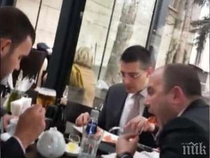 Депутатът Стефан Кенов, бившият гард на Бареков и Светлин Танчев засечени на сладък обяд в центъра на София