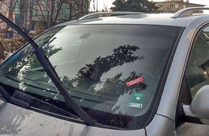 Лепнаха на колата на общински съветник надпис, че е паркирал като идиот