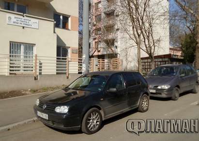 На вниманието на паяка в Бургас: Чии са тези автомобили и защо не ги вдигате?