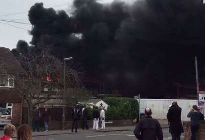 Пожар и взрив в британско училище (ВИДЕО)