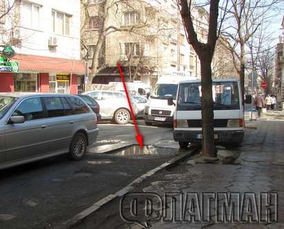 Бургазлия пита: Кой отвори този кратер на ул. „Фердинандова”, ще ми плати ли ремонта на колата?