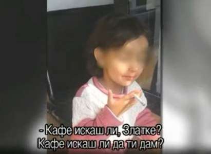 Циганка учи 3-годишното си дете да пуши