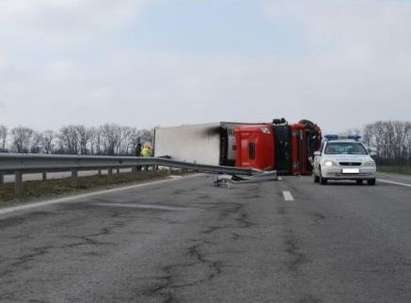 Камион помля кола на магистрала "Тракия", млада жена е много зле!