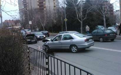 Две коли се удариха челно в Бургас, задръстиха „Трапезица”