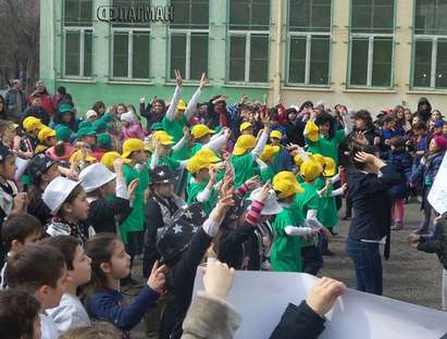 С много танци и игри учениците от бургаското ОУ "Братя Миладинови" посрещнаха първа пролет (СНИМКИ)