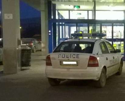 Полицаи паркират неправилно пред входа на магазин, за да си хапнат кюфтета