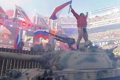 Български кечист шокира САЩ! Излезе с руски танк на 70-хилядния стадион в Калифорния (ВИДЕО)