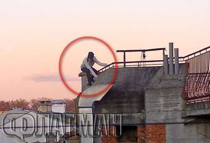 Смразяващо! Ученици скачат по изгорял покрив в центъра на Бургас (СНИМКИ)