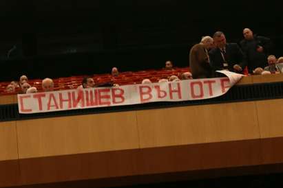 Делегати на конгреса на БСП: Станишев вън!