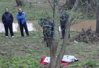 Труп на млад мъж захвърлен в канавка на пътя Средец-Елхово