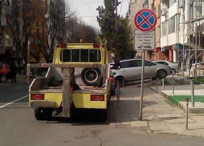 Шофьор на „паяк“ от Бургас го паркира на кръстовище, за да яде сладолед?
