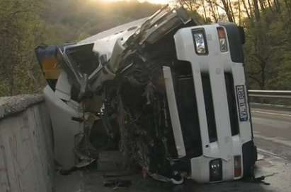Ужасна катастрофа край Симитли, шофьор на камион загина
