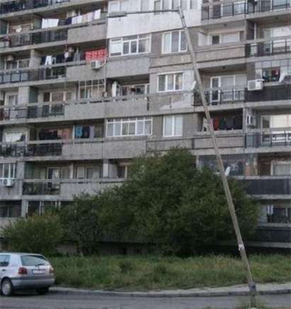 Изправиха опасно наклонения уличен стълб в “Славейков”
