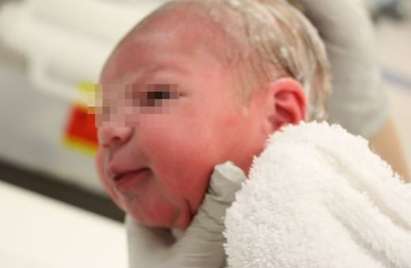 Ужас! Полудяла акушерка разби главата на бебе в родилния дом