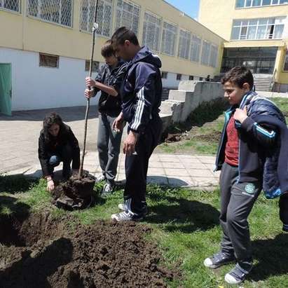 Над 100 ученици от Бургас садиха дървета в двора на ОУ „Антон Страшимиров“