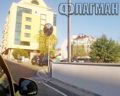 След сигнал на Флагман: Огледало улеснява шофьорите на изхода от подземната улица в Бургас