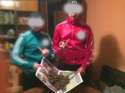 Хит в нета: Син на бизнесмен се фука с марихуана във Фейсбук