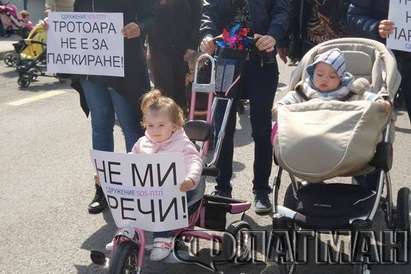 Майки с бебешки колички блокираха бул. Христо Ботев в Бургас за урок на шофьорите