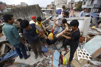 Кошмарно земетресение в Непал разлюля три държави, загиналите са над 800 /снимка 18+/