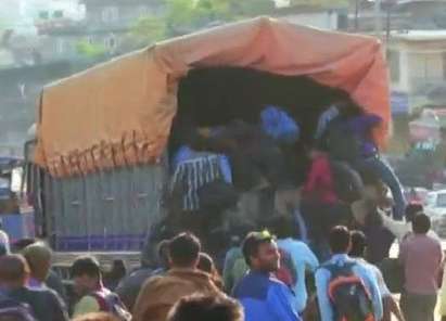 4300 станаха жертвите на трусовете в Непал, жителите на Катманду напускат града