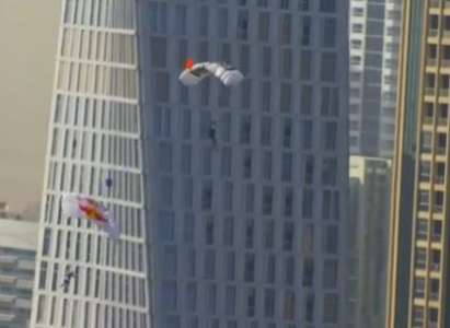558 души скочиха с парашути от небостъргача Принсес тауър в Дубай (ВИДЕО)