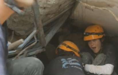 Спасиха млада жена по чудо от руини на хостел в Катманду