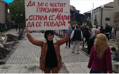 Художничка протестира на входа на Стария Несебър срещу ремонта: "Да ви е честит празника! Сетила се Мара да се побара!"