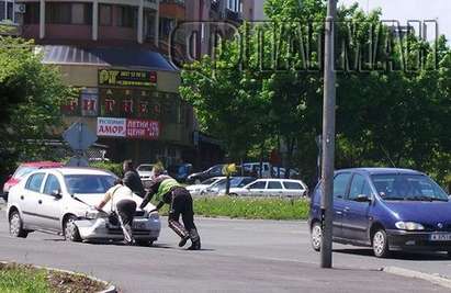 Полицаи бутат сливенски Опел, ударил миниван на входа на Бургас