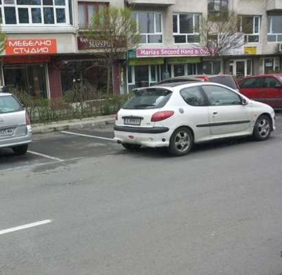 Тарикат от Бургас паркира безобразно, а полицаите се чудят къде да се скрият?