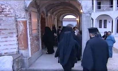 Стотици вярващи нощуват в манастира „Св. Георги Победоносец” за здраве