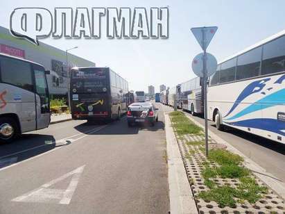 Колони автобуси на протест в Бургас: Не на монопола на Летището, ние посрещаме туристите!