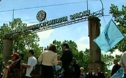 Блокират линията Бургас-София, синдикатите във ВМЗ-Сопот искат оставката на министър Лукарски