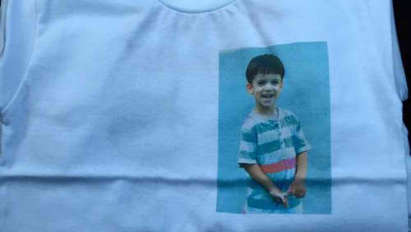 Майката на прегазения Паоло пуска тениски с неговия лик