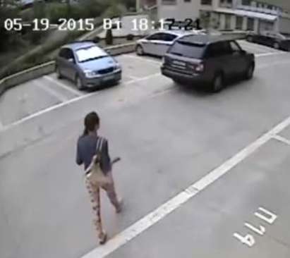 Жена отмъсти с джип на съсед за паркирана на чуждо място кола (ВИДЕО)