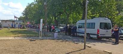 Екшън на Северния плаж в Бургас: Сини фенове мятат бомби, полиция ги пази