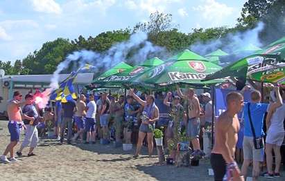 Вижте как феновете на "Левски" превърнаха Северния плаж в бойно поле(ВИДЕО)