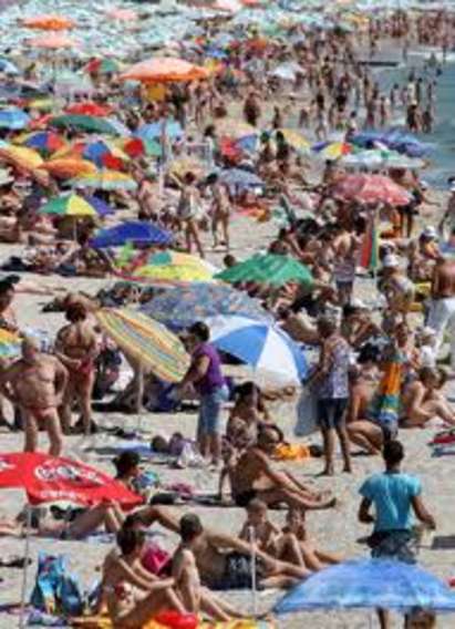 Хотелиер: Вече втора година се борим за премахване на таксата за чадъри и шезлонги по плажовете