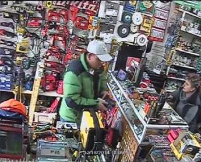 Камери заснеха крадец от магазин в Айтос (Видео)