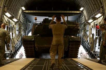 Разтовариха американски танк на Летище Бургас (СНИМКИ)