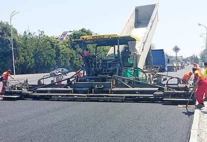 Шофьори, ремонтът на бул. “Стефан Стамболов” в Бургас свършва, 12-метрова машина полага асфалта